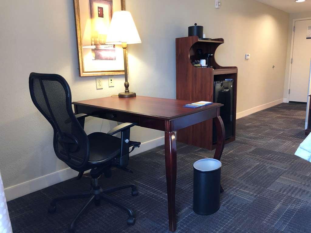 Hampton Inn & Suites Norfolk-Airport Room photo
