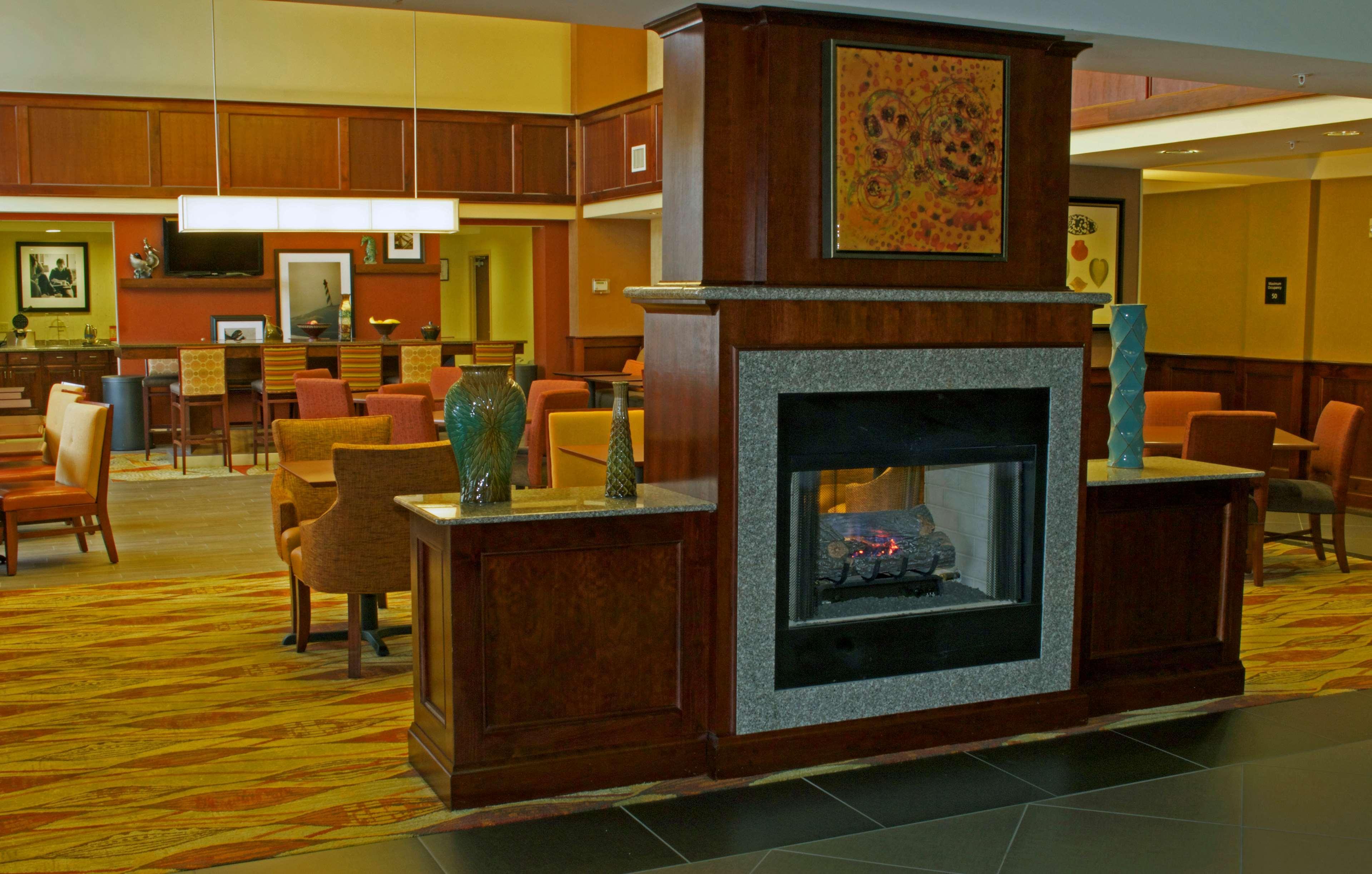 Hampton Inn & Suites Norfolk-Airport Exterior photo
