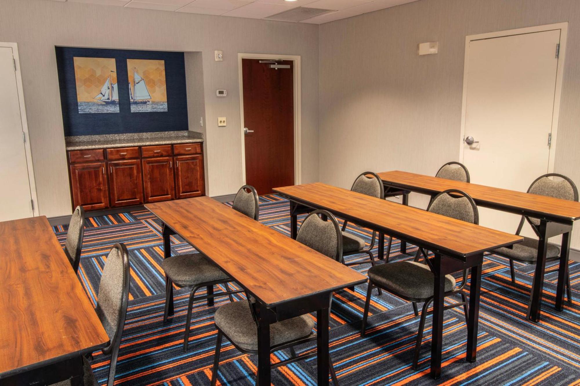 Hampton Inn & Suites Norfolk-Airport Exterior photo