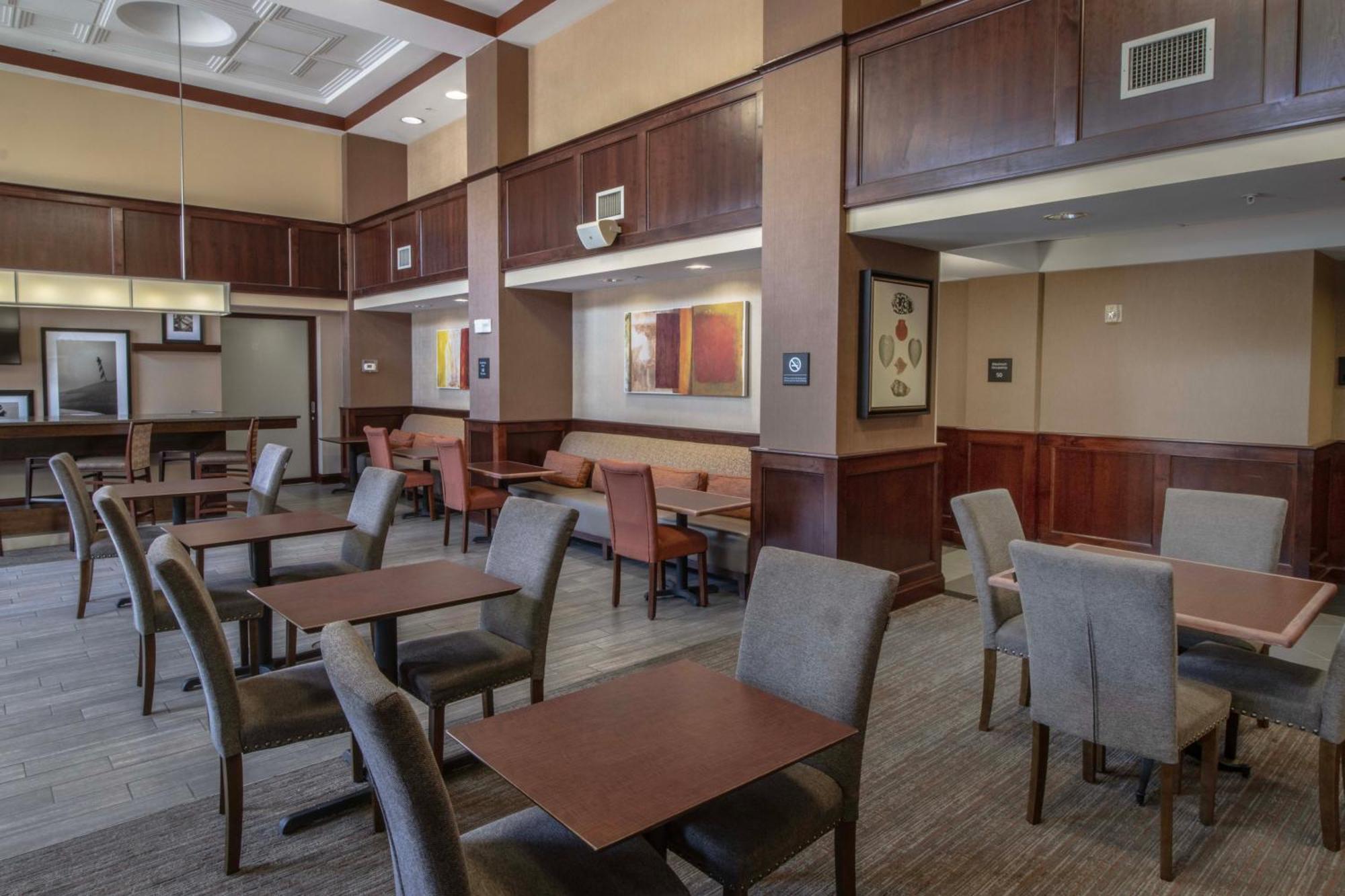 Hampton Inn & Suites Norfolk-Airport Exterior photo